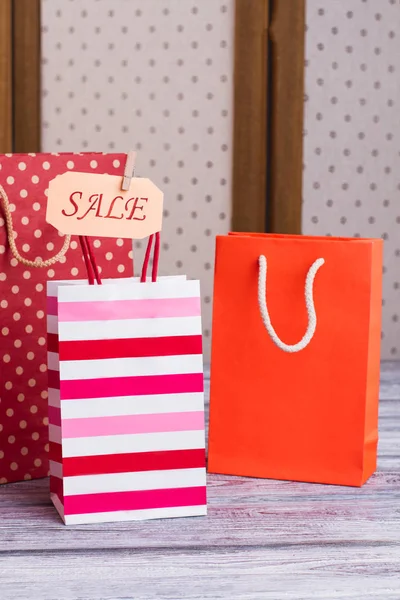 Set van gekleurd papier shopping tassen. — Stockfoto