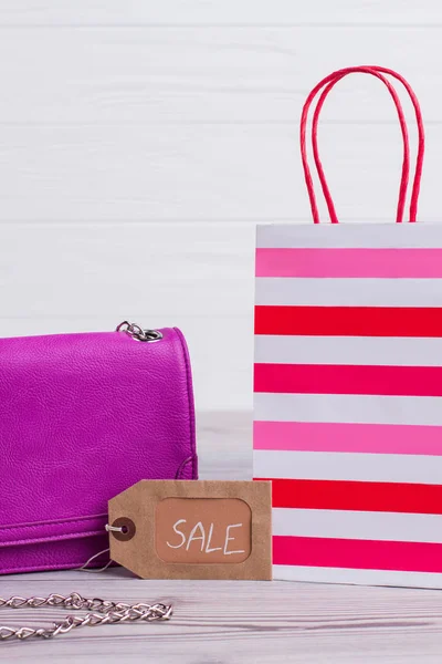 Γυναικεία τσάντα και επιγραφή πώληση. — Φωτογραφία Αρχείου