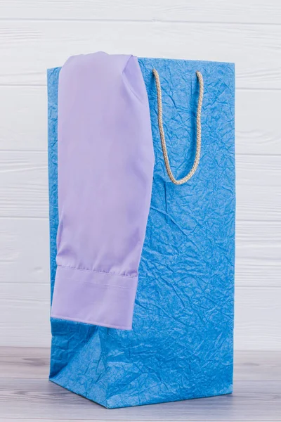 Торгова сумка з жіночою покупкою . — стокове фото