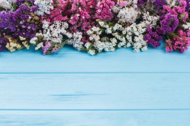 Boquets çok renkli limonium çiçek ve boşaltmak.