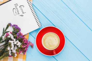 Çiçekli kahve kupa ve notepad ile iyi günler dileğiyle.