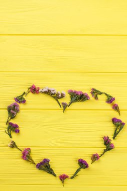 Bahar çiçekleri kalp şekli oluşturan ürün yelpazesine.