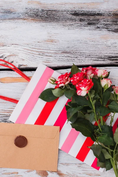 Flores, paquete de compras y correo con cera . — Foto de Stock