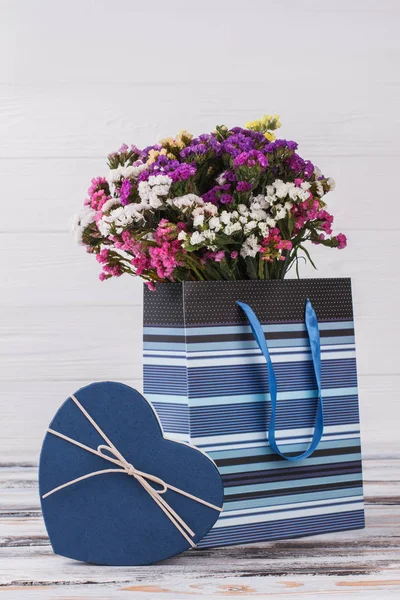条纹蓝色袋子五颜六色的花. — 图库照片