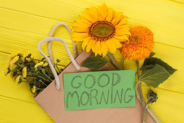 Buenos días deseo y girasoles jóvenes . — Foto de Stock