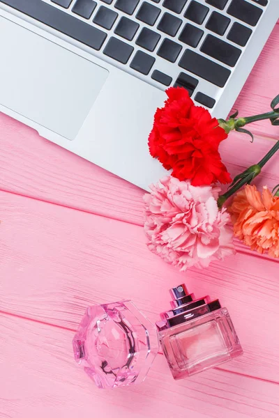 카네이션 꽃, 노트북, 그리고 향수 병. — 스톡 사진
