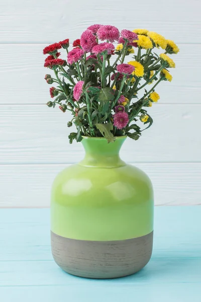 Bouquet of chrysanthemum flowers in green ceramic vase. — Stock Photo, Image