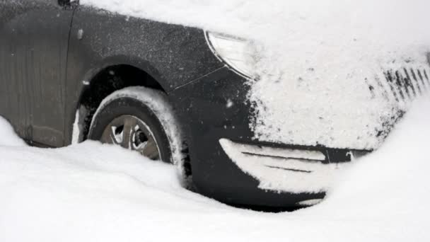 Närbild av bil fastnade i snödriva. — Stockvideo