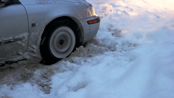 雪の中で立ち往生している車. — ストック動画