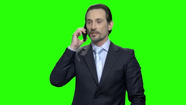 Uomo d'affari pensieroso che parla al cellulare . — Video Stock