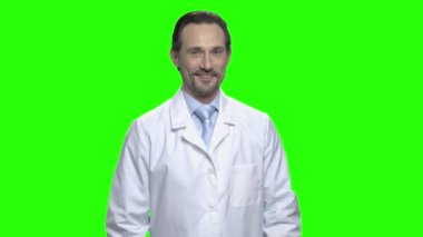 Mutlu gülümseyen beyaz doktor portresi.