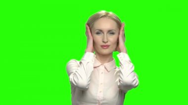 Seksi sarışın orta yaşlı kadın resmi office gömlekli portresi.