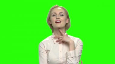 Olgun sarışın çapkın bakışla. Orta yaşlı kız flört, flört kavramı. Yeşil hromakey arka plan tuşlama için.