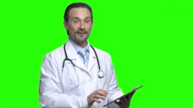 Hedef kitleye konuşuyor tablet ile orta yaşlı Doktor.