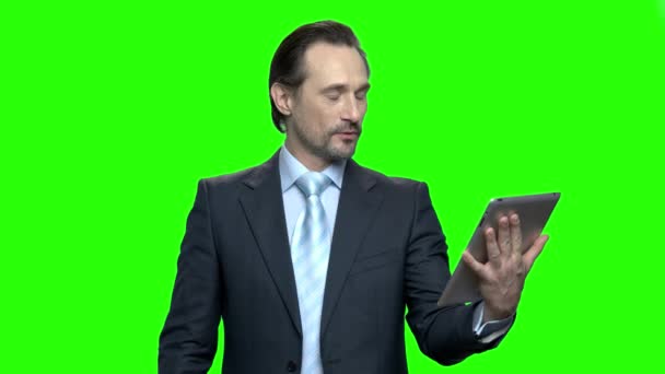 Porträt eines Mannes im Anzug mit Tablet. — Stockvideo