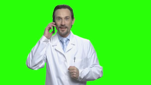 Entusiastiska läkare prata telefon. — Stockvideo