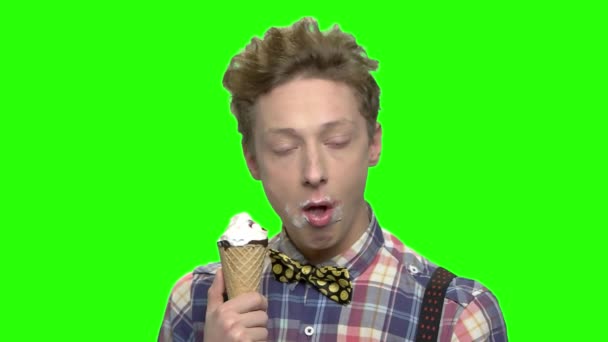 Sloppy teenage boy with ice cream. — Stock Video