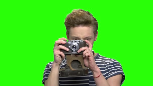Dospívající chlapec pomocí ročník fotografické kamery. — Stock video