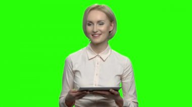 Dijital tablet kullanma ve konuşma iş kadını.