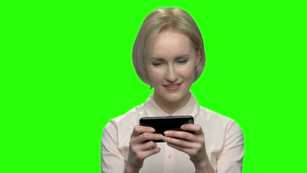 Středního věku žena textové zprávy na telefonu. — Stock video
