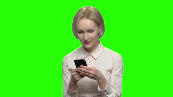 Блондинка смс з хлопцем зі своїм телефоном . — стокове відео