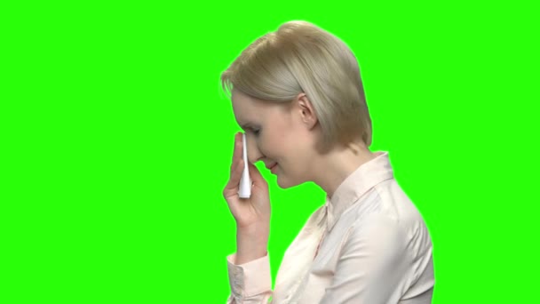 Smutna kobieta płacze z serwetka. — Wideo stockowe