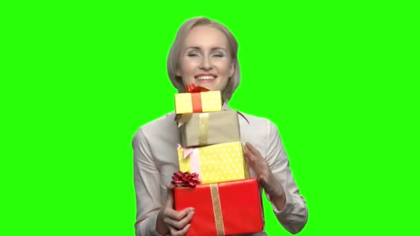 Frau mittleren Alters hält viele Geschenkboxen für ihren Geburtstag. — Stockvideo