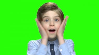 Sürpriz çocuk yanaklarını dokunmak.