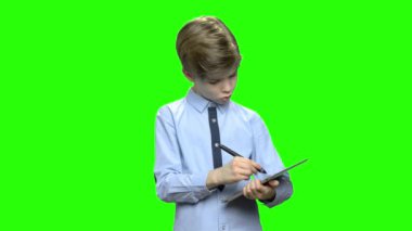 Küçük çocuk Tablet PC'de yazma.