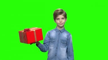 Sevimli çocuk kırmızı hediye kutusu işaret.