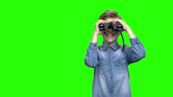 Portrait of tourist boy in denim jacket using binoculars. — Stok Video