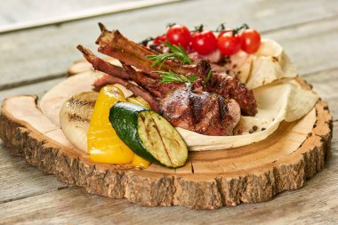 Garnitür ahşap plaka ile kuzu küçüldü.