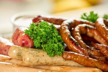 Garnitür ile Alman sosis.