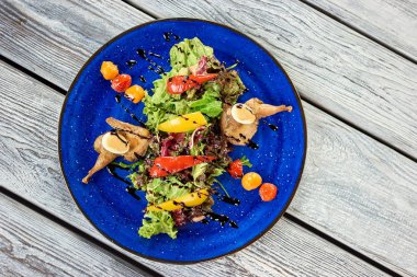 Marul salatası ile bıldırcın eti ve somun sos üstten görünüm.