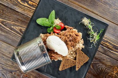 Devrilen yemek düşme ile olabilir.