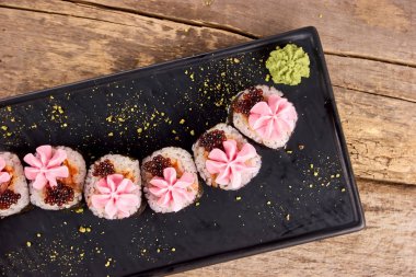 Güzel görünümlü suşi, sanat eseri olarak suşi.