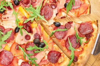 Spatula ile alarak dilim pizza.