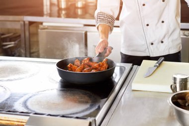 Tavuk parçaları ocakta kavurma Şef.