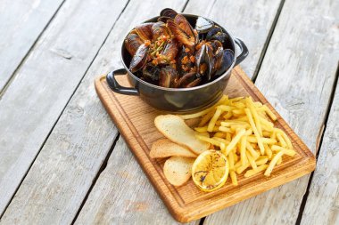 Belçika midye beyaz şarap domates, kruton ve patates kızartması ile.