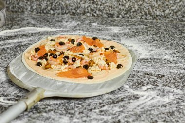 Pizza pizza küreği üzerinde.