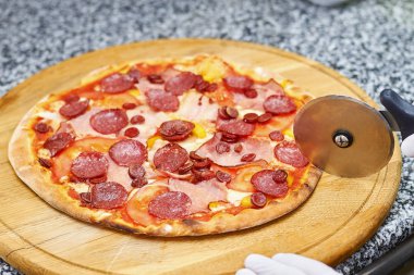 Pizza kesicisi pizza kesmek üzere..