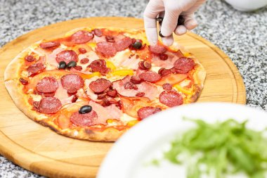 Pizza Quattro Carne pişirme.