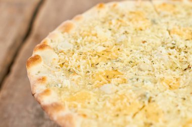 Shredered ve eritilmiş peynir ans baharat pizza kabuk, makro görünümü.