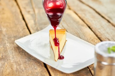 Kırmızı reçel ile dökme cheesecake kapatın.