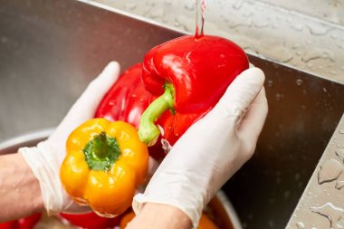 Makro görünümü musluk suyu dolmalık biber üzerine düşen.