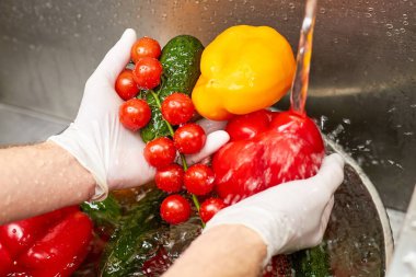 Musluk suyu çalışan altında sebze yıkama kapatın.