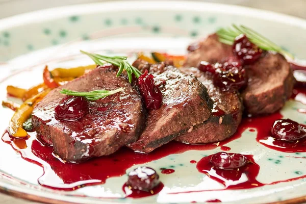 Parçalanmış kiraz, closeup ile Izgara Dana.