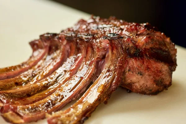 Hazırlanan sulu domuz eti, portre.