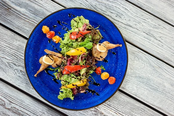 Marul salatası ile bıldırcın eti ve somun sos üstten görünüm.