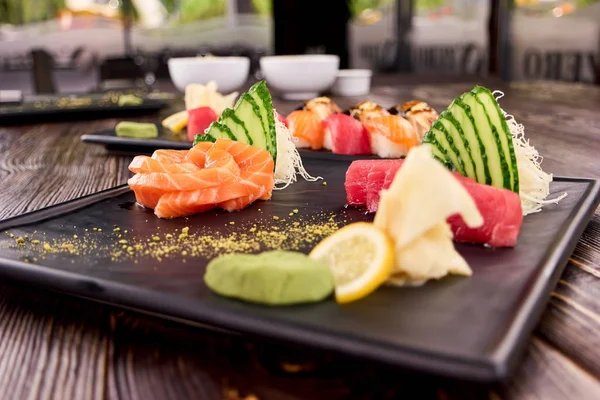 Nigiri sushi con guarnición desenfocada en la vista frontal . — Foto de Stock